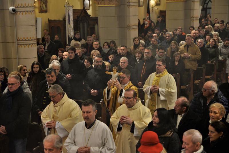 Éjféli mise a Magyarok Nagyasszonya-társszékesegyházban