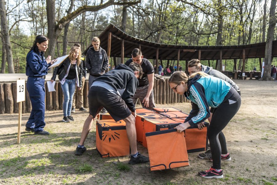 Katasztrófavédelmi vetélkedő az erdei tornapályán