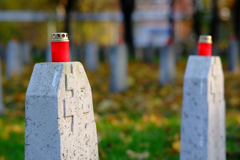 Mécsesgyújtás a Hősök temetőjében 2022