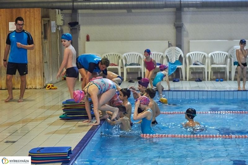 Úszni jó program az Arany iskolában 