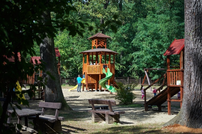 Felújított játszótér az erdőben - fotó Szarka Lajos