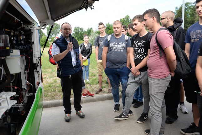 Bánkis diákoknak is bemutatták az új buszokat - fotó Trifonov Éva