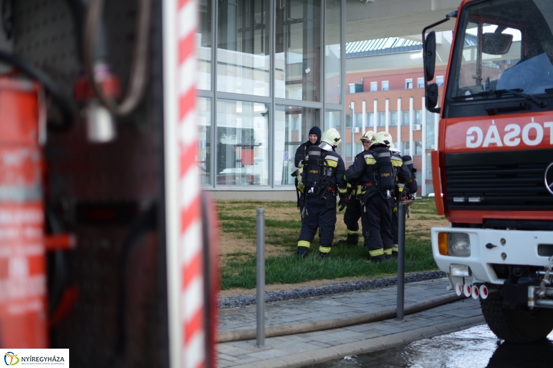 Tűzoltók gyakorlatoztak a VMKK épülete mellett
