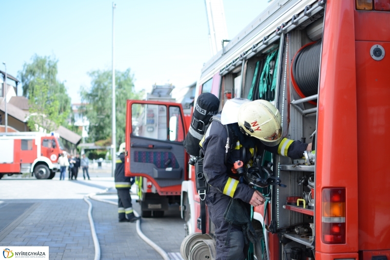 Tűzoltók gyakorlatoztak a VMKK épülete mellett