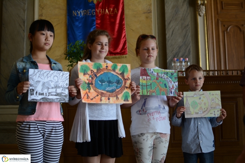 Gyermekrajz kiállítás díjkiosztó a Városháza Dísztermében