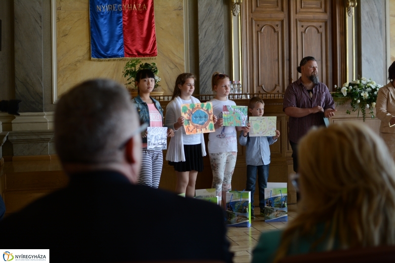 Gyermekrajz kiállítás díjkiosztó a Városháza Dísztermében