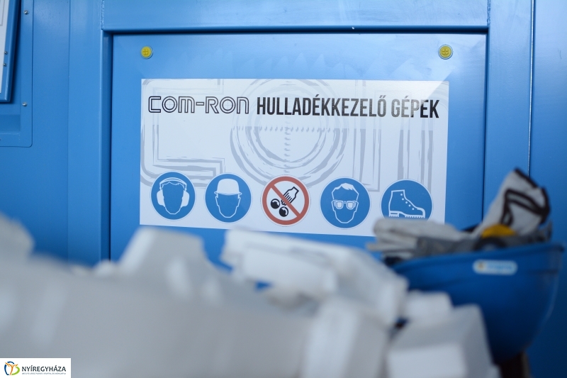 Hungarocell présgép átadása a THG Kft. hulladék válogatójában