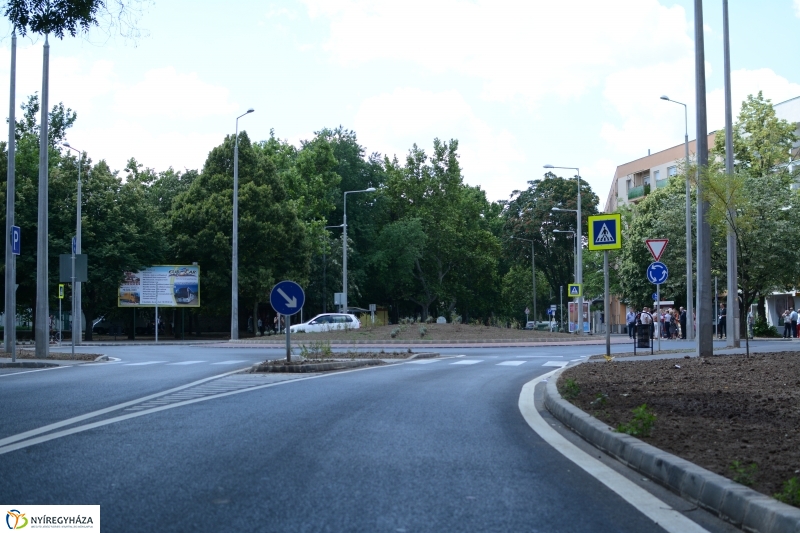 Arany János utcai körforgalom átadása