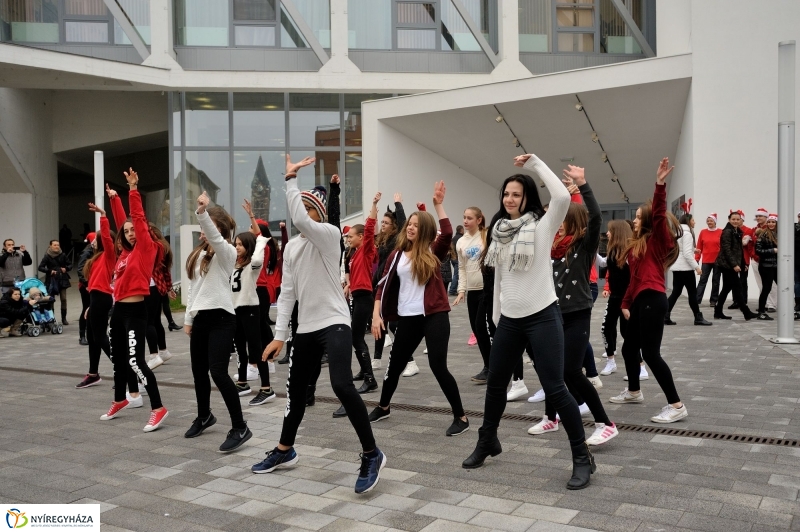 Mikulás flashmob a Váci Mihály Kulturális Központ előtt