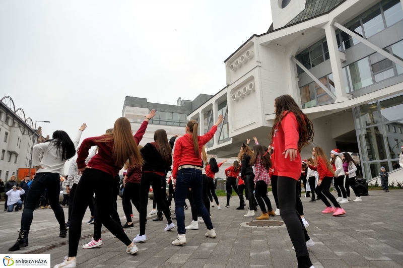 Mikulás flashmob a Váci Mihály Kulturális Központ előtt