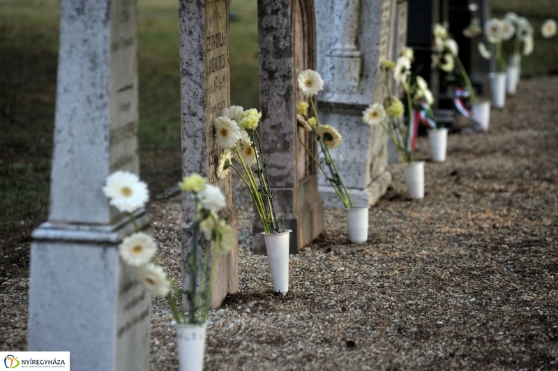 Virágok a hősök sírján - fotó Szarka Lajos