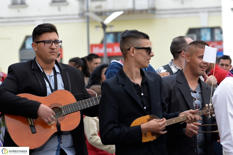 Nemzetközi Roma Nap-Flashmob a Kossuth téren