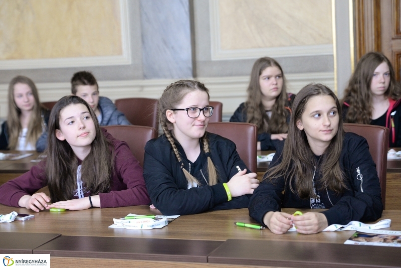 Lengyel diákok a Városházán