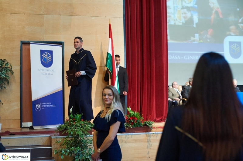 Diplomaosztó ünnepség az egyetemen II - fotó Szarka Lajos