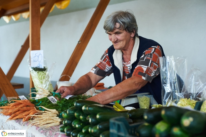 Művészi zöldségek és gyümölcsök a piacon - fotó Szarka Lajos
