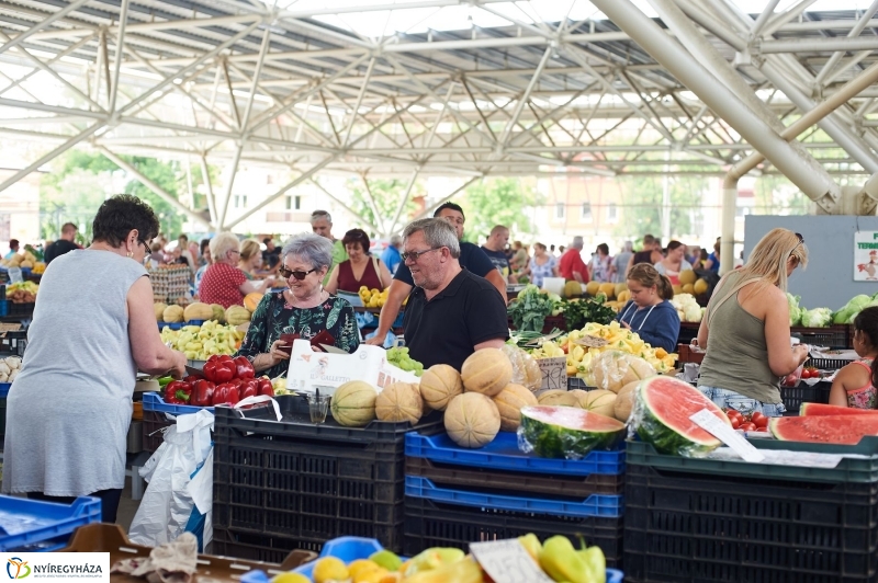Művészi zöldségek és gyümölcsök a piacon - fotó Szarka Lajos