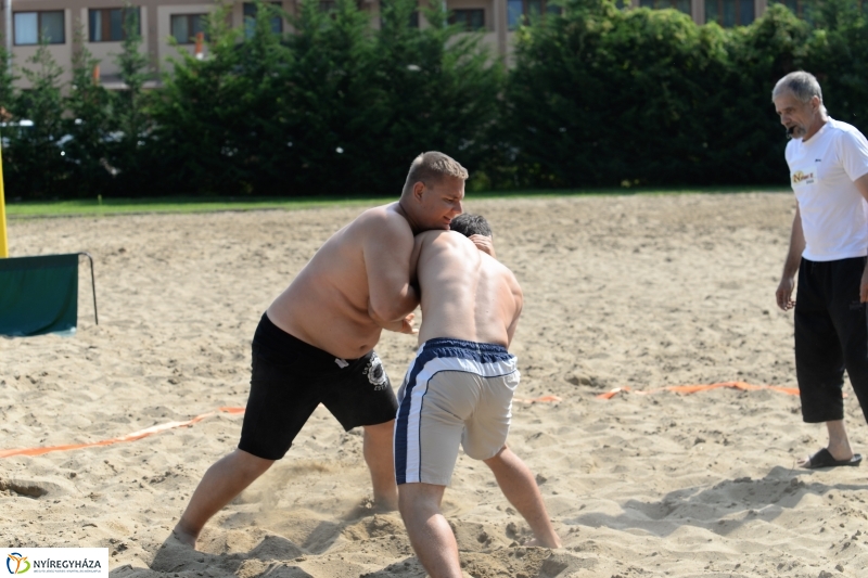 Strandbirkózás a Parkfürdő területén