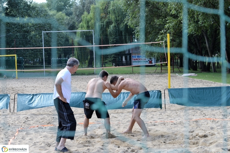 Strandbirkózás a Parkfürdő területén