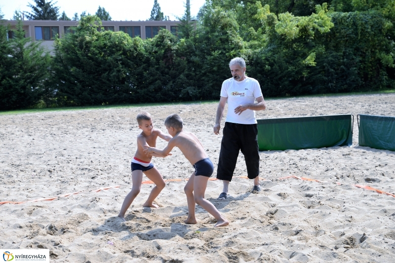 Strandbirkózás a Parkfürdő területén