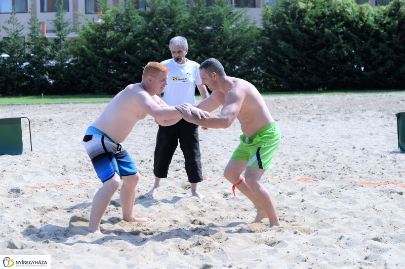 Strandbirkózás a Parkfürdő területén