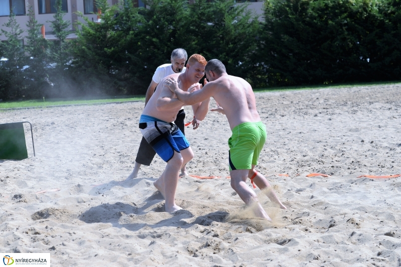 Strandbirkózás a Parkfürdő területén