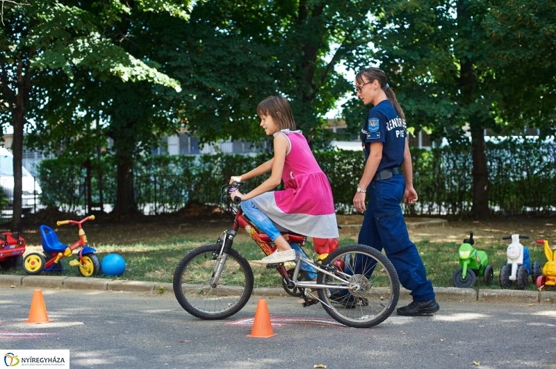 Biztonságos kerékpározás - fotó Szarka Lajos