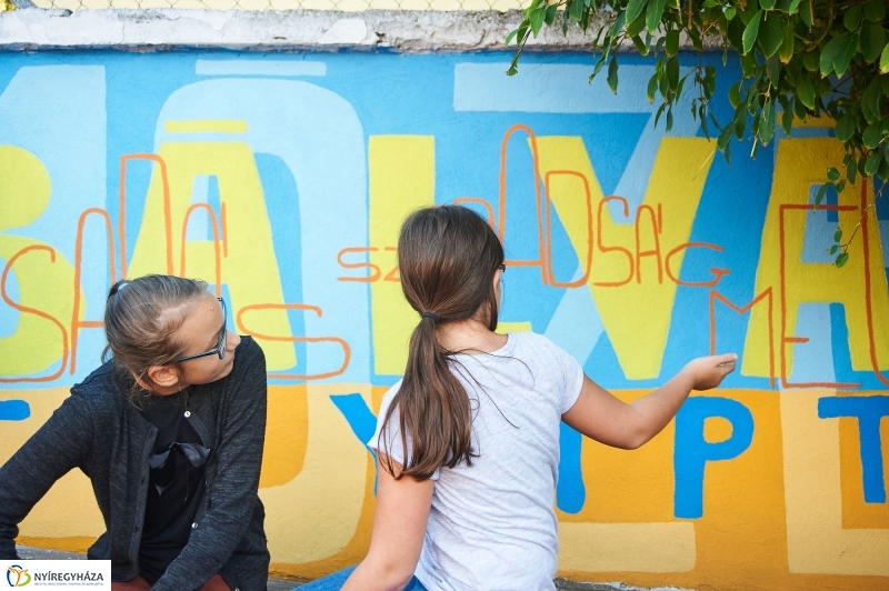 Udvari festés a Jókai iskolában - fotó Szarka Lajos