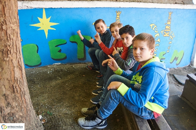 Udvari festés a Jókai iskolában - fotó Szarka Lajos