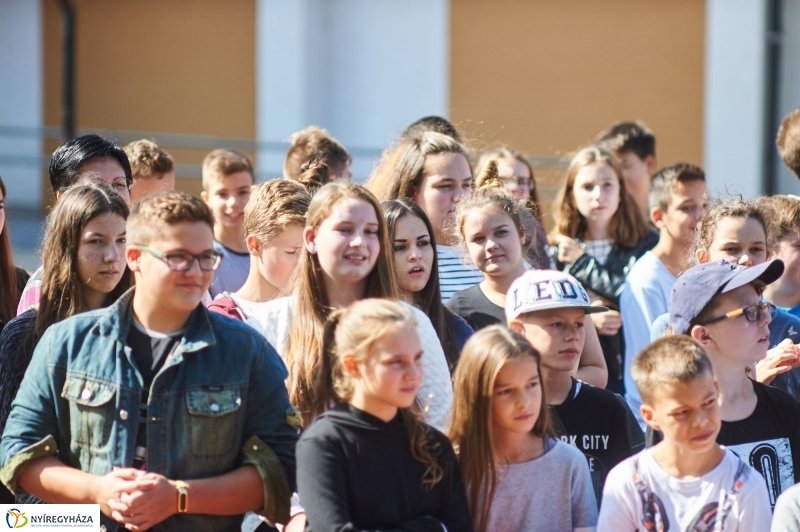 Udvari festés a Jókai iskolában - fotó Szarka Lajos