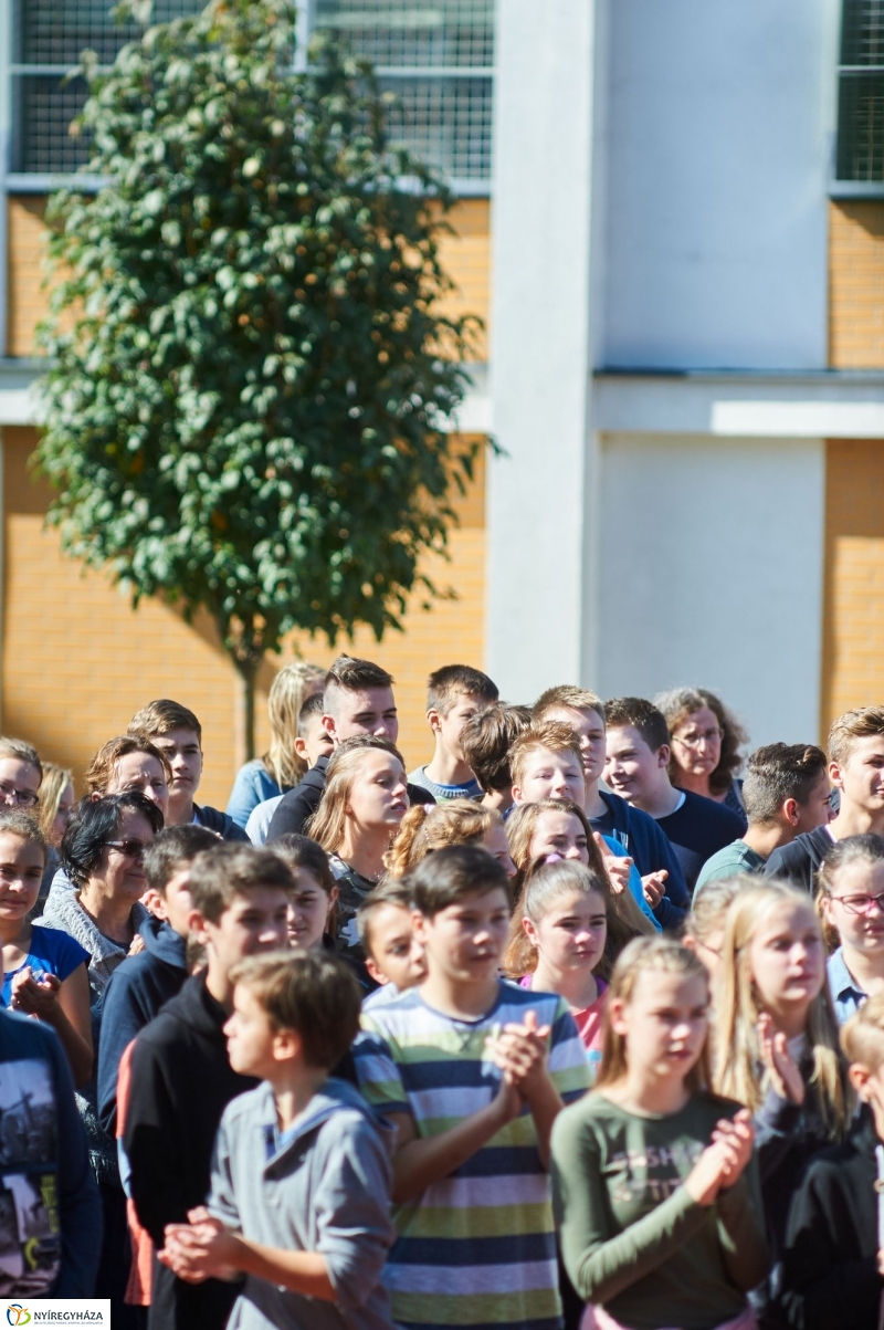 Udvari festés a Jókai iskolában - fotó Szarka Lajos