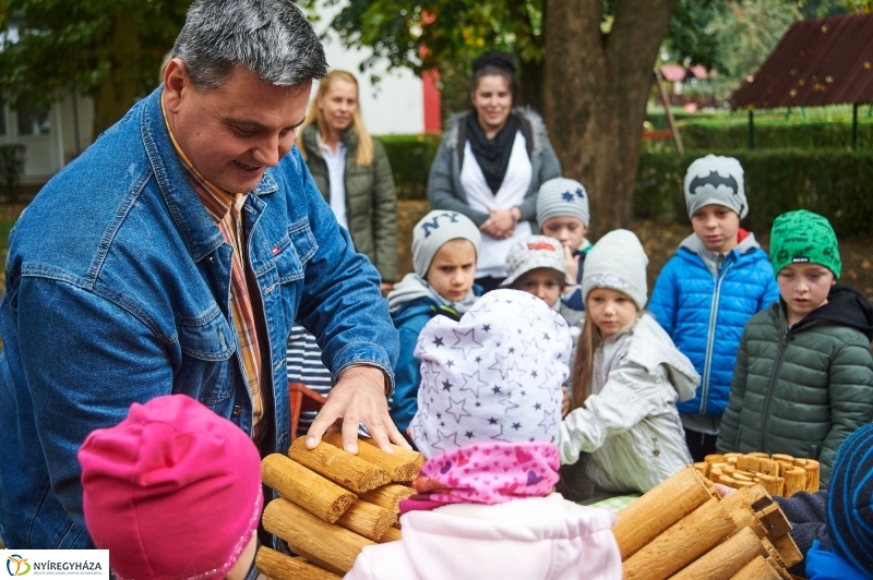 Komposztálási akció a Tündérkertben - fotó Szarka Lajos