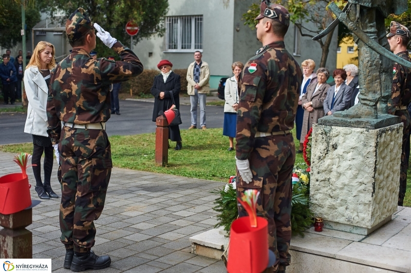 Emlékező koszorúzás az aradi vértanúkra - fotó Szarka Lajos