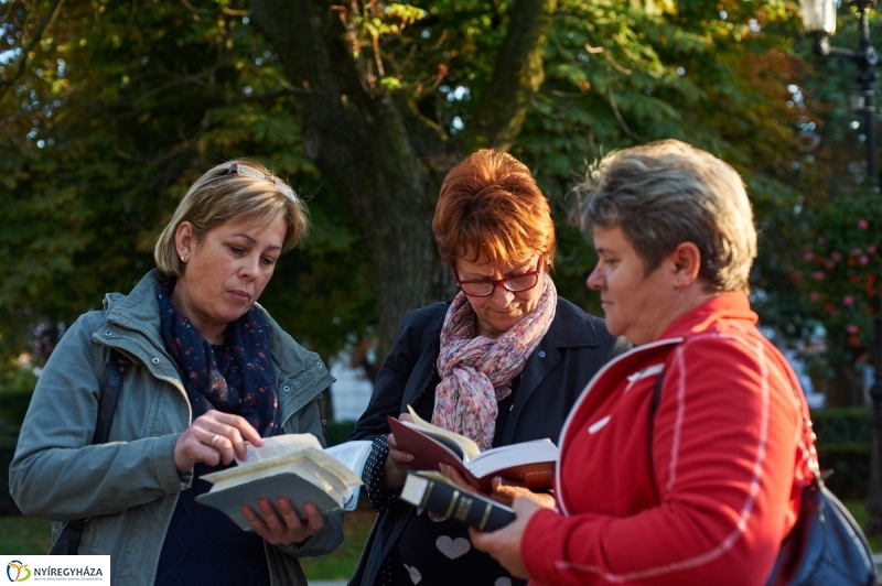 Bibliaolvasás a Kossuth téren - fotó Szarka Lajos