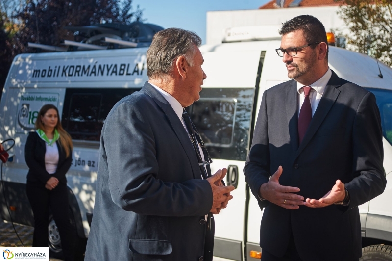 E-mobil Kormányablak a kórházban - fotó Szarka Lajos