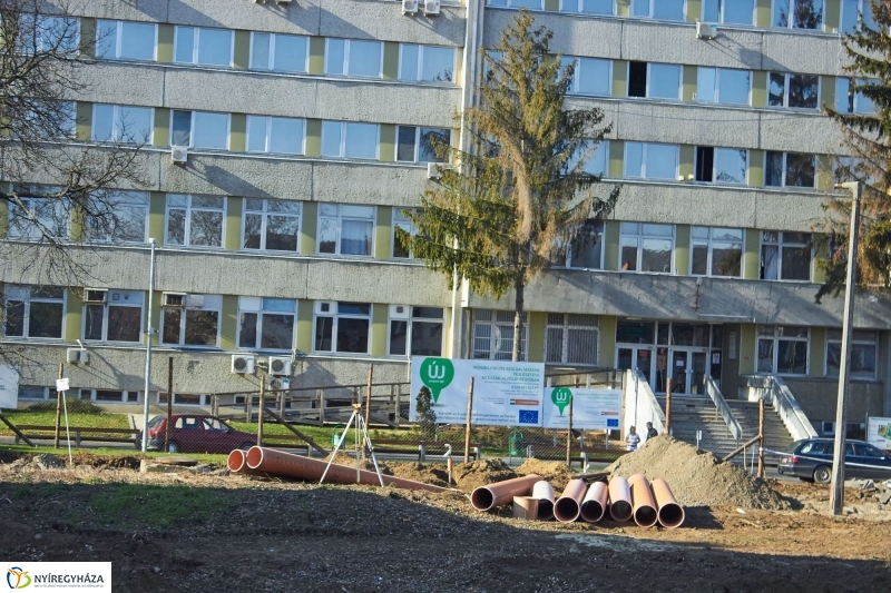 Parkolóház munkálatai a kórházban - fotó Szarka Lajos