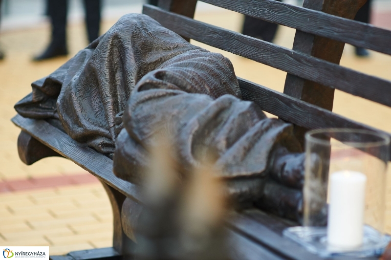 Hajléktalan Jézus szobor Nyíregyházán - fotó Szarka Lajos