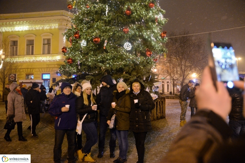 Kigyultak az adventi fények Nyíregyházán - fotó Trifonov Éva