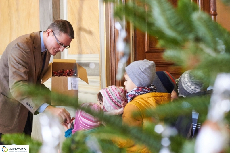 Porcelánbabák a Városházán -fotó Szarka Lajos