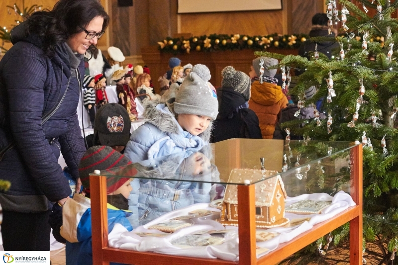 Porcelánbabák a Városházán -fotó Szarka Lajos