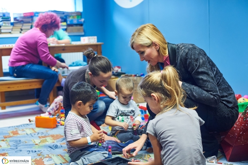 Adomány a gyerekeknek- fotó Szarka Lajos