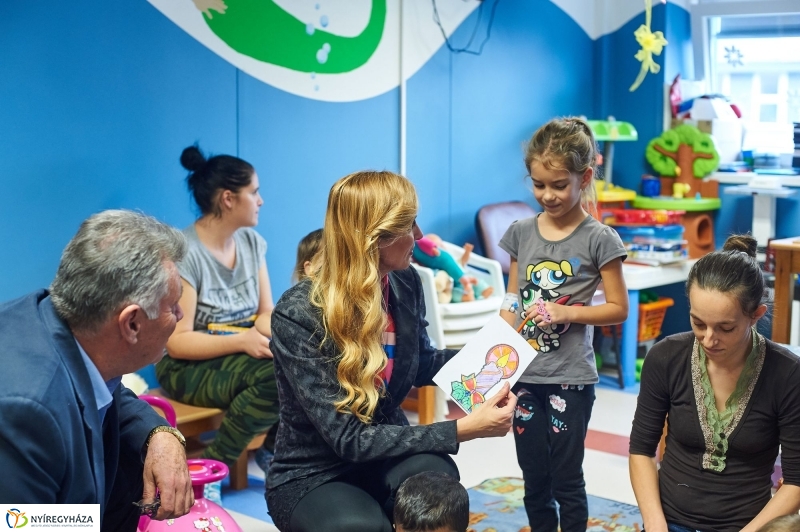 Adomány a gyerekeknek- fotó Szarka Lajos