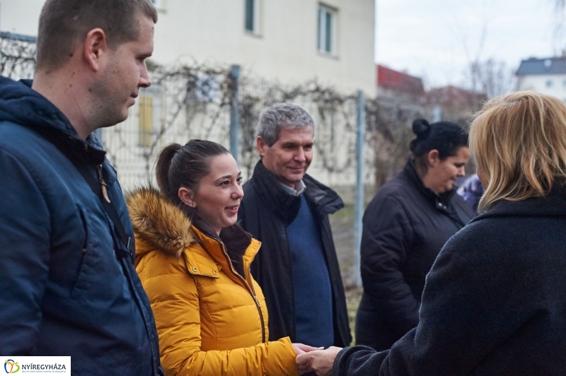 Kutyafuttató a Kert közben - fotó Szarka Lajos