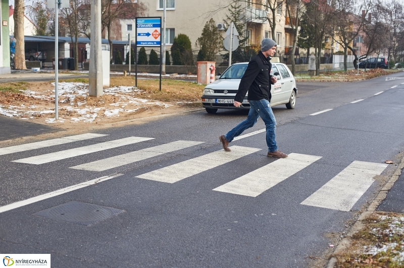 Új járda és gyalogos átkelőhely - fotó Szarka Lajos