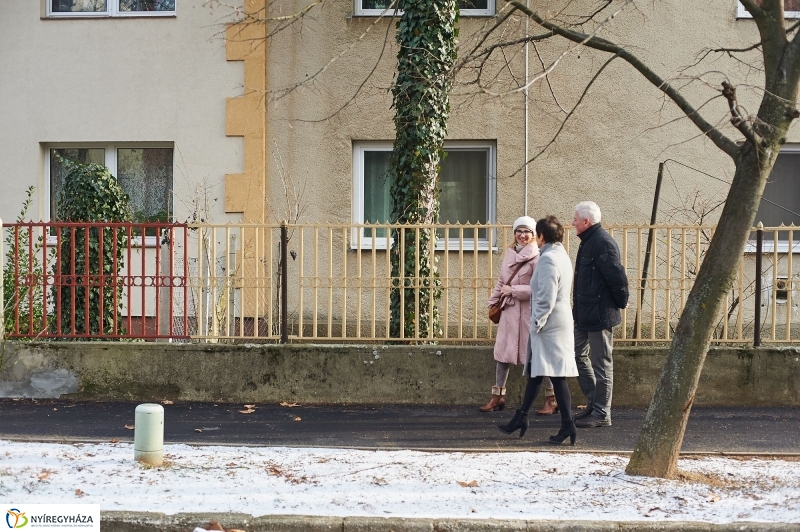 Új járda és gyalogos átkelőhely - fotó Szarka Lajos