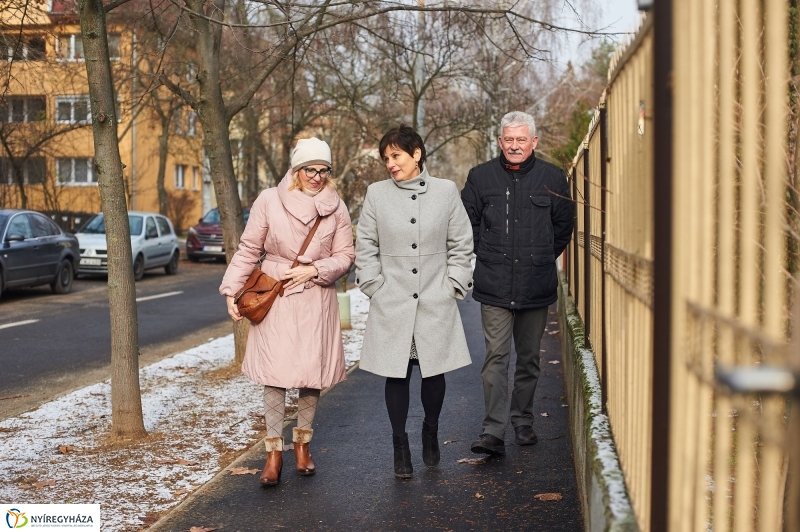 Új járda és gyalogos átkelőhely - fotó Szarka Lajos