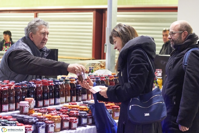 Karácsony előtt a piacon - fotó Szarka Lajos