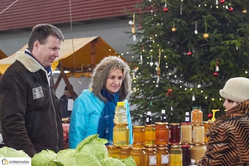 Karácsony előtt a piacon - fotó Szarka Lajos