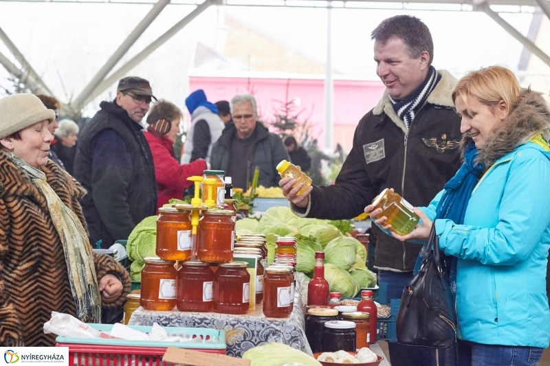 Karácsony előtt a piacon - fotó Szarka Lajos