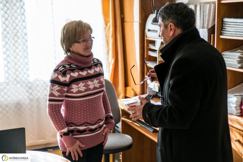 Ajándék a karácsonykor is szolgálatban állóknak - fotó Kohut Árpád