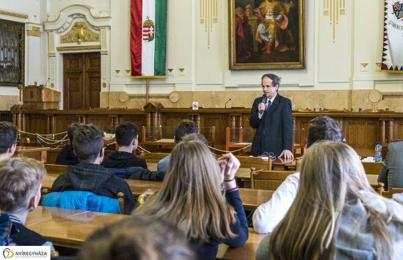 Tárlatvezetés a Megyeházán - fotó: Kohut Árpád